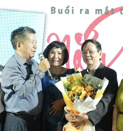 Dan díu mãi sợi vàng trước ngõ * Dan díu mãi sợi vàng trước ngõ *