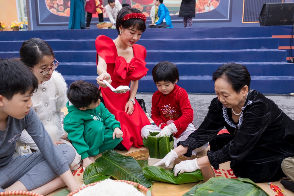 Các nguyên liệu cũng được bán sẵn để giúp du khách có thể tự trải nghiệm làm bánh ngày Tết