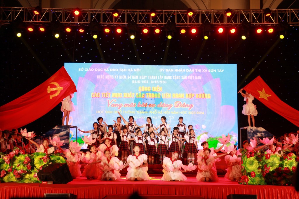 Công diễn hợp xướng của học sinh Thủ đô tại Thành cổ Sơn Tây