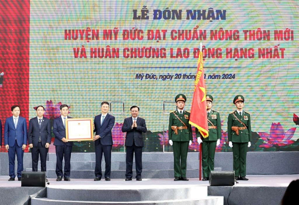 Thừa ủy quyền của Chủ tịch nước, Bí thư Thành ủy Hà Nội Đinh Tiến Dũng trao Huân chương Lao động hạng Nhất cho huyện Mỹ Đức.