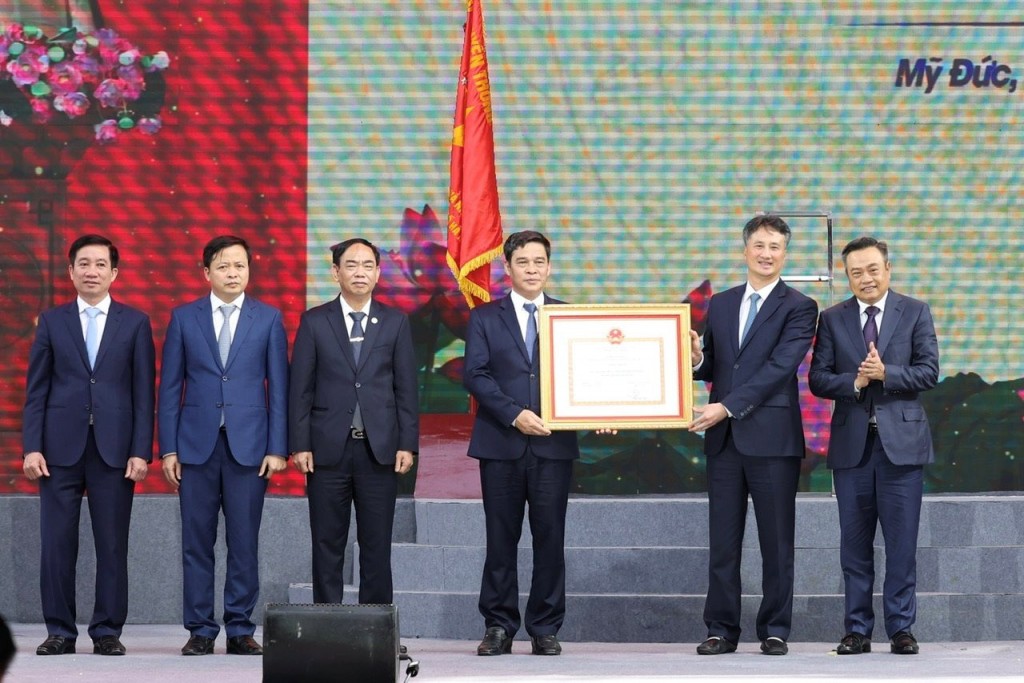 Chủ tịch UBND thành phố Trần Sỹ Thanh trao Bằng chứng nhận đạt chuẩn NTM cho huyện Mỹ Đức.