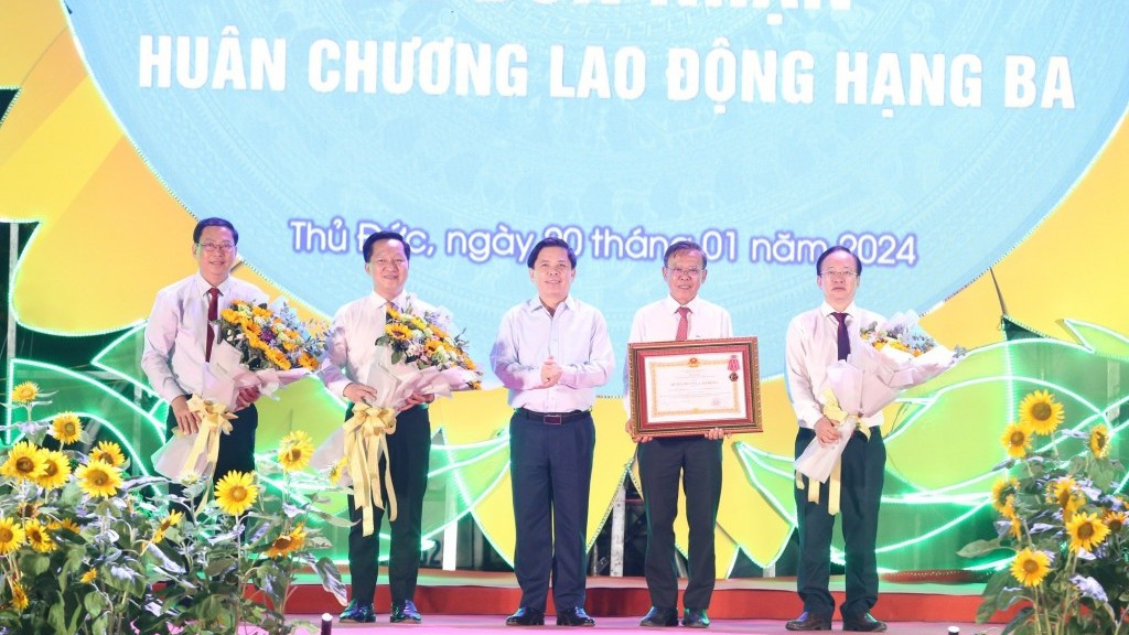 Đảng bộ TP Thủ Đức nhận Huân chương Lao động hạng Ba