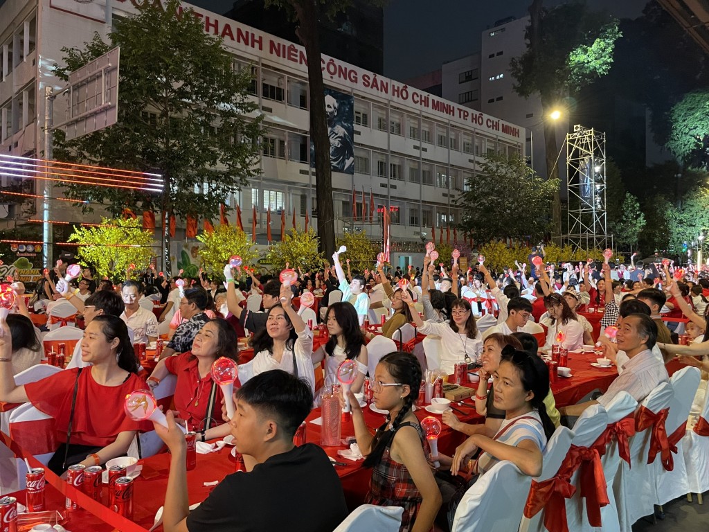 Khoảng 1.000 gia đình Việt đến tham dự chương trình