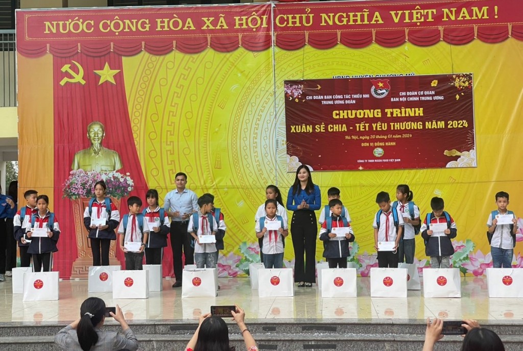 Tết yêu thương đến với học sinh khó khăn huyện Chương Mỹ