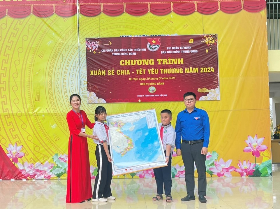 Tết yêu thương đến với học sinh khó khăn huyện Chương Mỹ