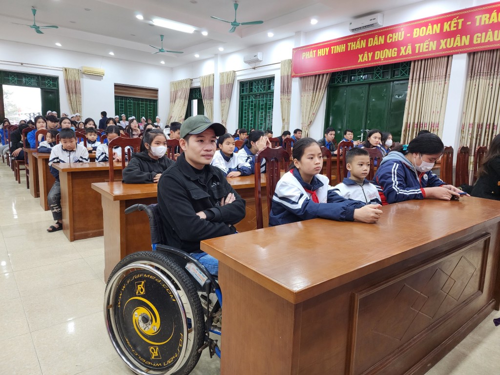 Bạn trẻ Quách Hữu Lương ngồi xe lăn vui vì được sự quan tâm của Đoàn thanh niên thành phố và các cơ quan chức năng