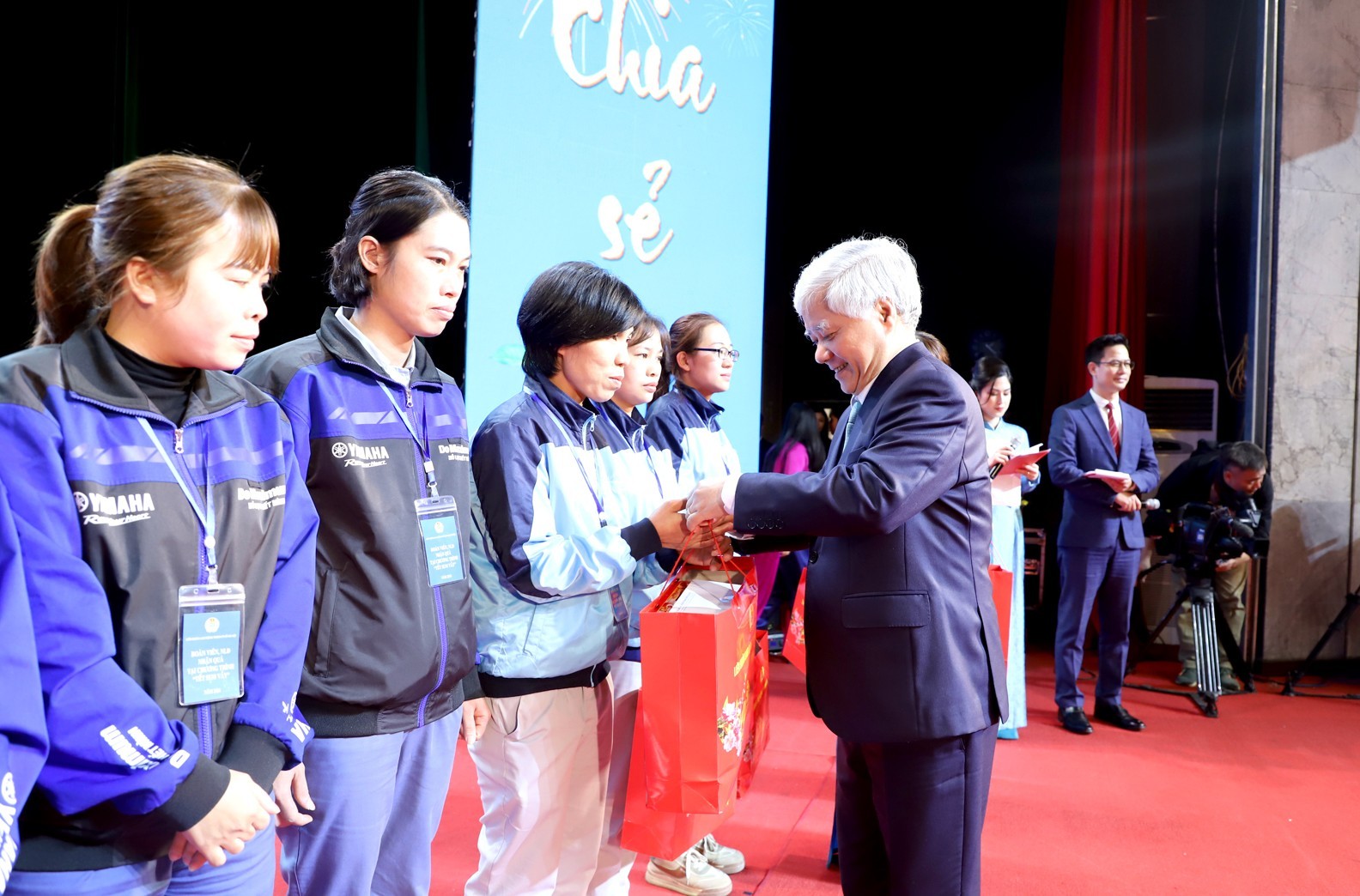 Đồng chí Đỗ Văn Chiến - Bí thư Trung ương Đảng, Chủ tịch Ủy ban Trung ương Mặt trận Tổ quốc Việt Nam trao quà cho công nhân lao động