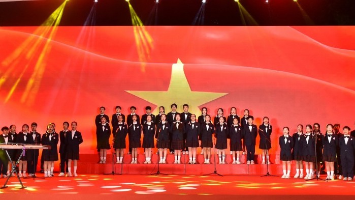 Du khách tới phố đi bộ xem học sinh Thủ đô diễn hợp xướng