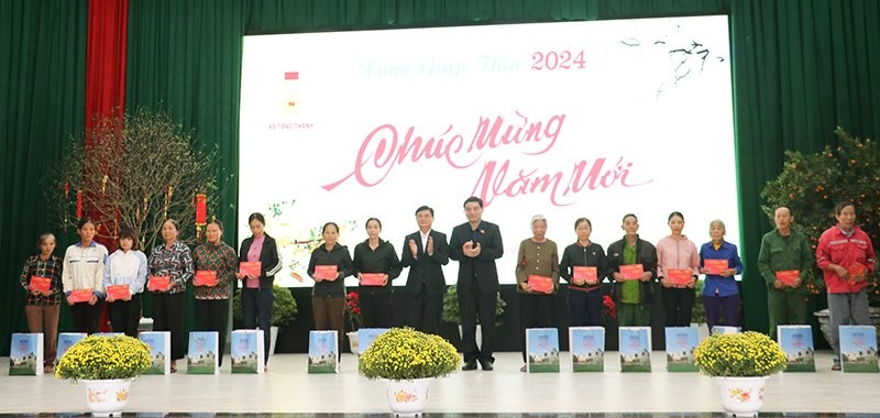 Chủ nhiệm Ủy ban Văn hóa, Giáo dục của Quốc hội Nguyễn Đắc Vinh và Bí thư Tỉnh ủy Thái Thanh Quý tặng quà cho các hộ gia đình khó khăn tại Yên Thành, Nghệ An.