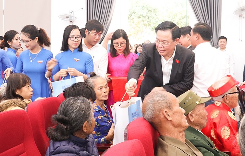 Chủ tịch Quốc hội Vương Đình Huệ tặng quà cho các gia đình khó khăn tại Yên Thành, Nghệ An.