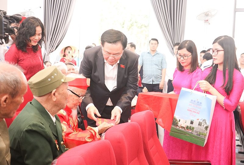 Chủ tịch Quốc hội Vương Đình Huệ chúc mừng những kết quả huyện Yên Thành, Nghệ An, đạt được thời gian qua