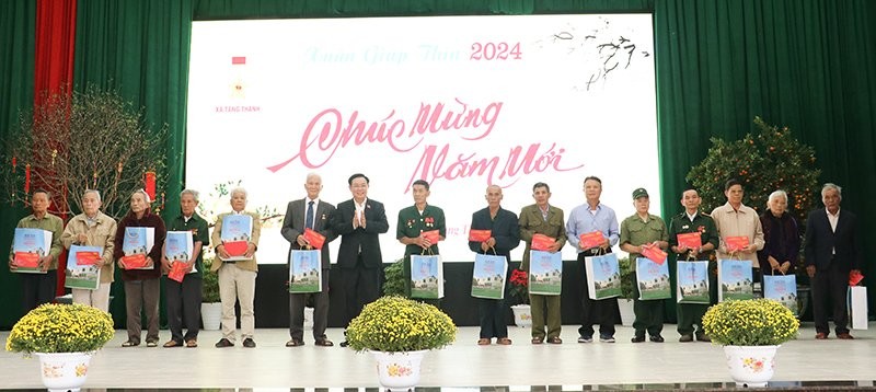 Chủ tịch Quốc hội Vương Đình Huệ tặng quà cho các hộ gia đình chính sách tại Yên Thành, Nghệ An.