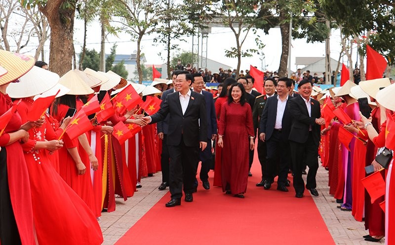 Chủ tịch Quốc hội Vương Đình Huệ và các đồng chí lãnh đạo thăm xã Tăng Thành, Yên Thành, Nghệ An.