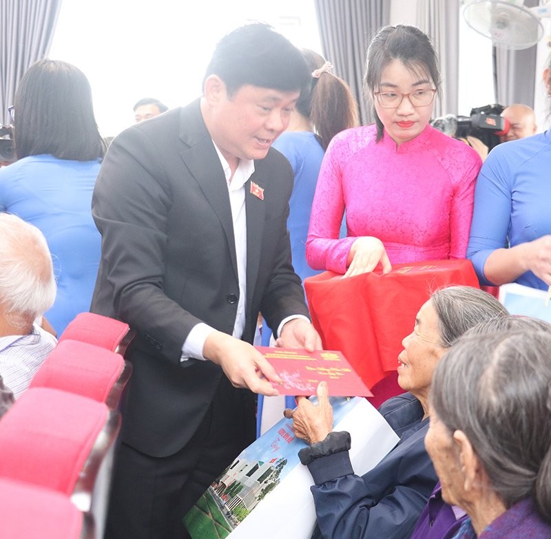Bí thư Tỉnh ủy Thái Thanh Quý tặng quà cho các hộ gia đình khó khăn tại Yên Thành, Nghệ An.