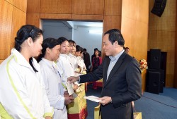 Phó Thủ tướng Trần Lưu Quang tặng quà Tết tại Hoà Bình