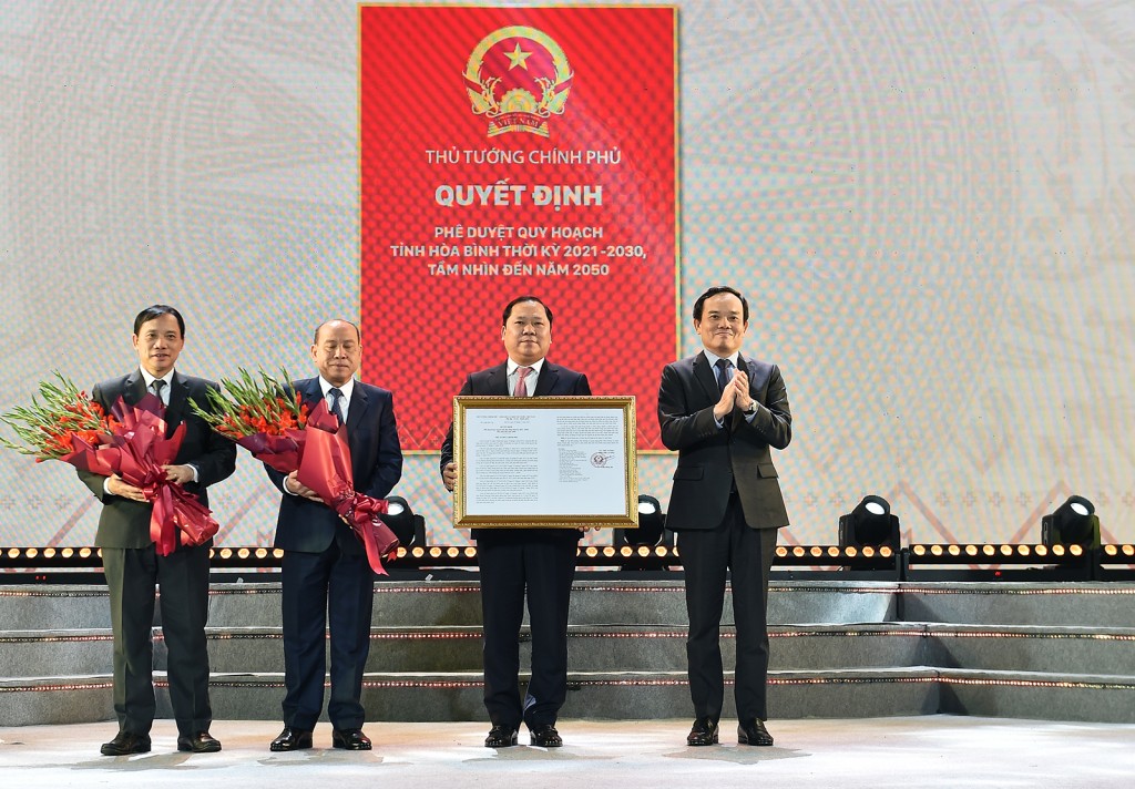 Phó Thủ tướng Trần Lưu Quang trao Quyết định công bố Quy hoạch tỉnh Hoà Bình thời kỳ 2021-2030, tầm nhìn đến năm 2050 - Ảnh: VGP/Hải Minh