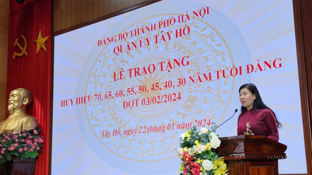 Trao Huy hiệu Đảng cho 182 đảng viên quận Tây Hồ