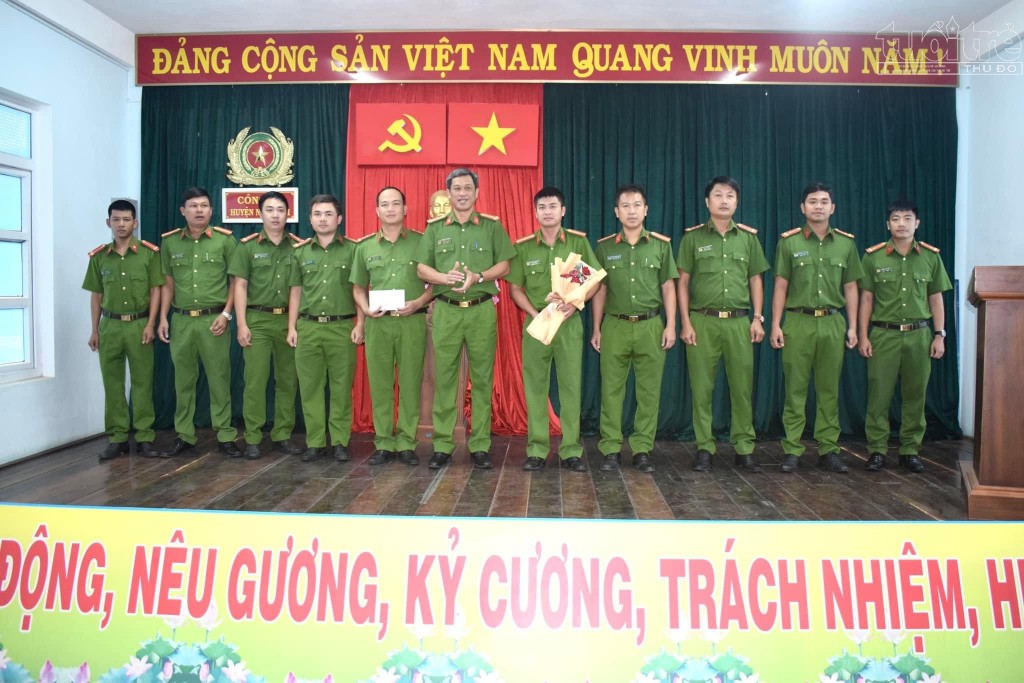 Đội CSĐT TP về HS-KT-MT Công an huyện Ngọc Hồi thường xuyên được biểu dương, khen thưởng về thành tích trong công tác đấu tranh phòng, chống tội phạm ma tuý trên địa bàn