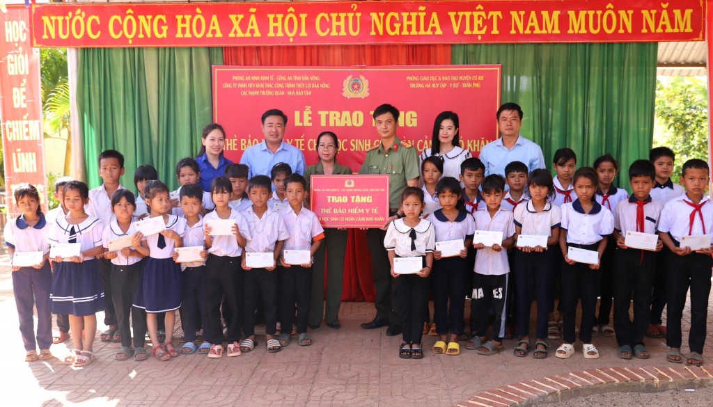 Trao tặng thẻ BHYT cho các em học sinh khó khăn tại xã Tâm Thắng, huyện biên giới Cư Jút, tỉnh Đawks Nông