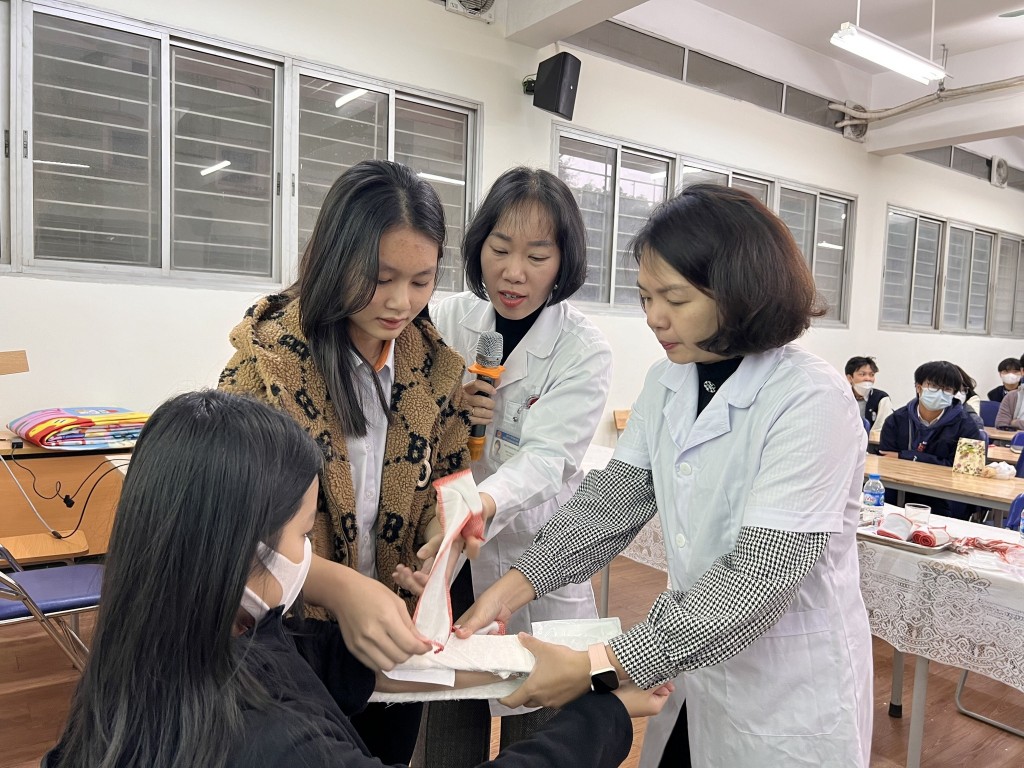 200 học sinh được tập huấn sơ cấp cứu y tế học đường
