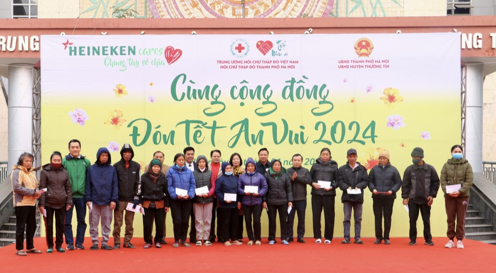 Lãnh đạo Hội Chữ thập đỏ thành phố Hà Nội, huyên Thường Tín và nhà tài trợ trao quà tới người dân