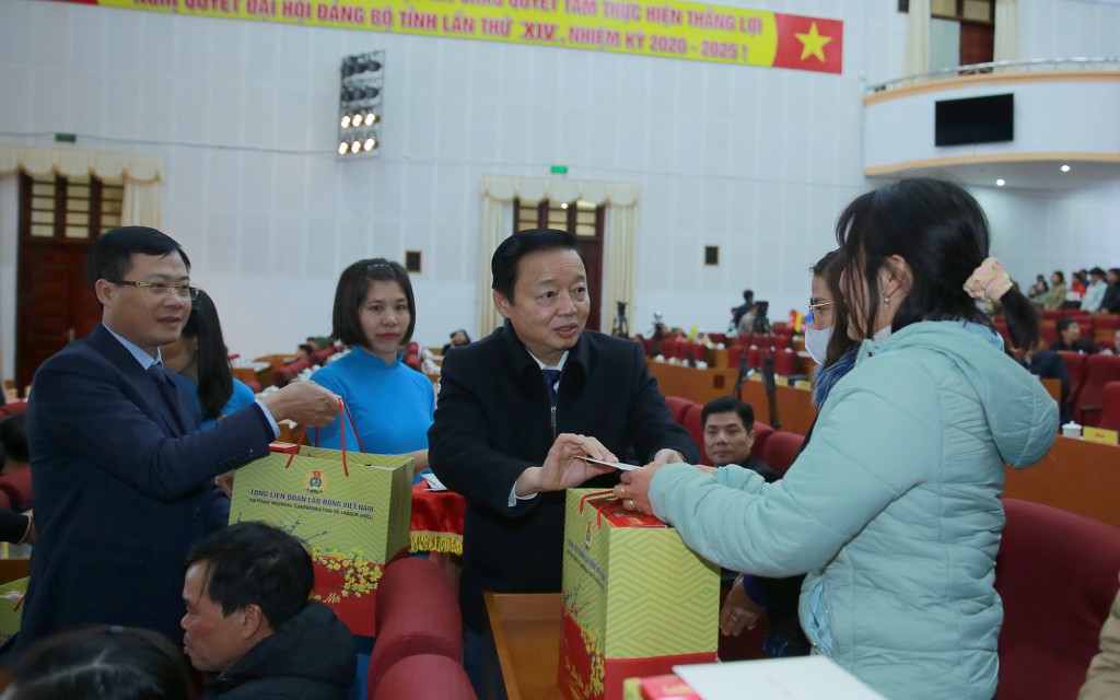 Đoàn viên, người lao động tỉnh Lai Châu được Phó Thủ tướng Trần Hồng Hà trao những túi quà Tết ý nghĩa - Ảnh: VGP/Minh Khôi