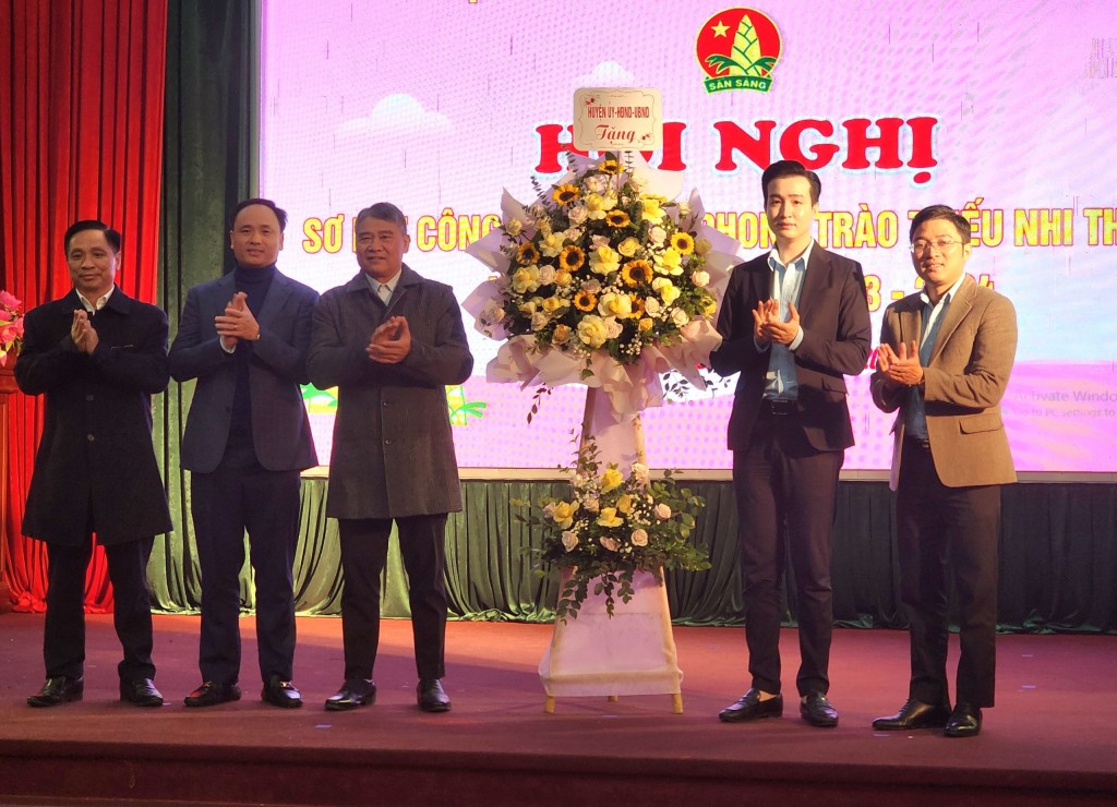 Lãnh đạo Quận uỷ, UBND huyện Phú Xuyên tặng hoa chúc mừng Hội nghị