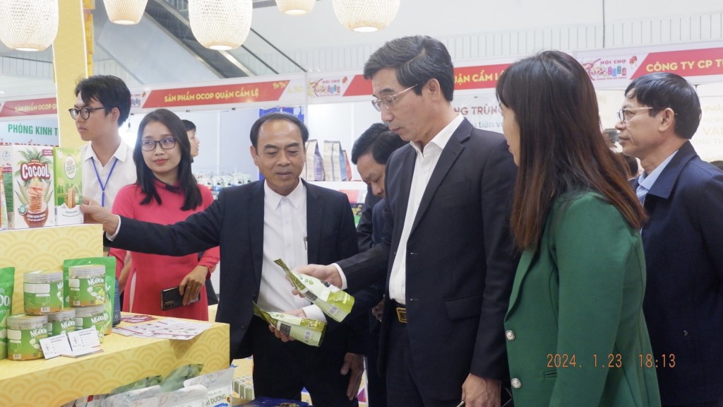 Phó Chủ tịch UBND thành phố Đà Nẵng Trần Chí Cường tham quan gian hàng sản phẩm OCOP đặc trưng (Ảnh Đ.Minh)
