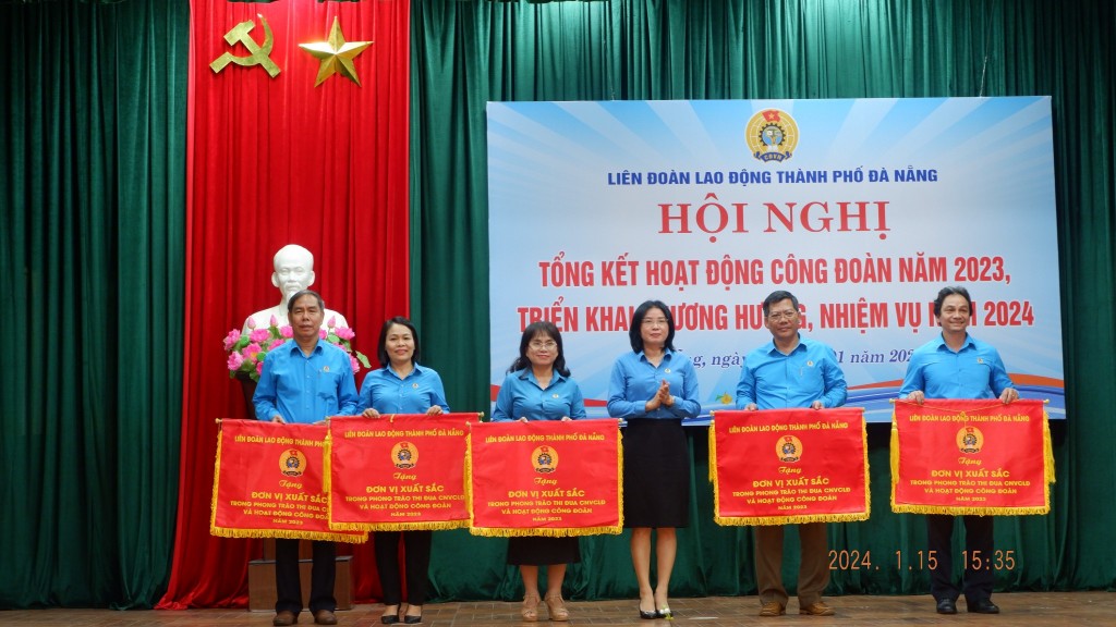 Ban Thường vụ LĐLĐ thành phố Đà Nẵng tặng cờ thi đua cho 5 công đoàn cấp trên trực tiếp cơ sở có thành tích xuất sắc trong phong trào thi đua (Ảnh Đ.Minh)