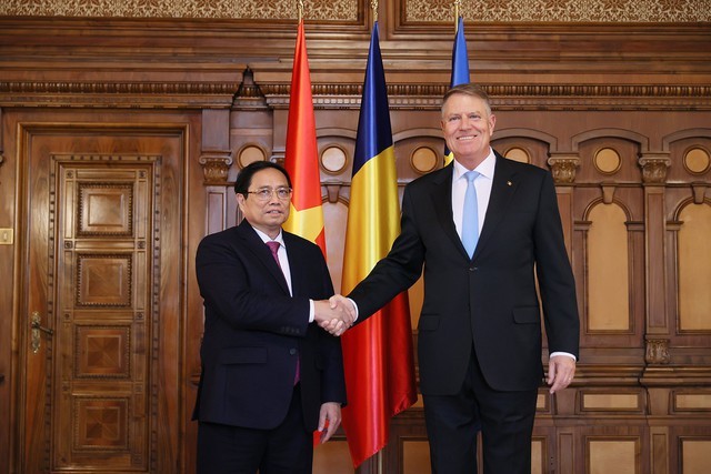 Thủ tướng Phạm Minh Chính hội kiến Tổng thống Romania Klaus Iohannis - Ảnh: VGP/Nhật Bắc