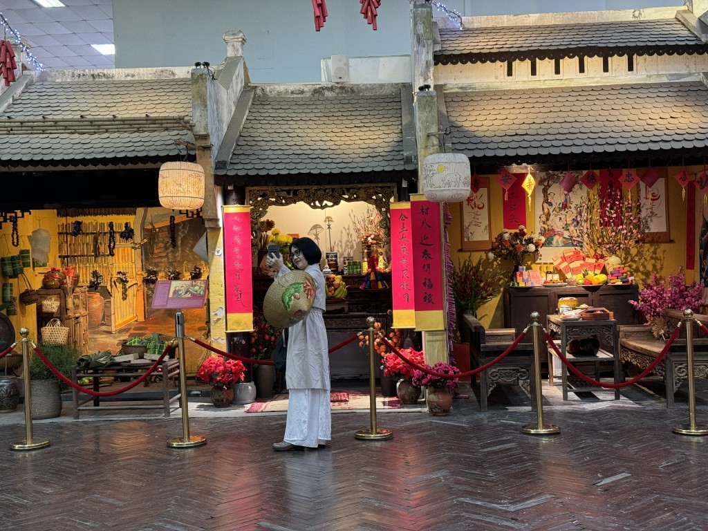 Du khách thích thú check-in tại Hoàng thành Thăng Long