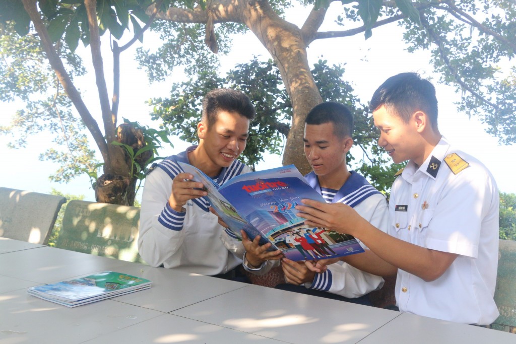 Báo Tuổi trẻ Thủ đô tặng 3.000 cuốn báo Xuân Giáp Thìn 2024 cho bộ đội biên phòng