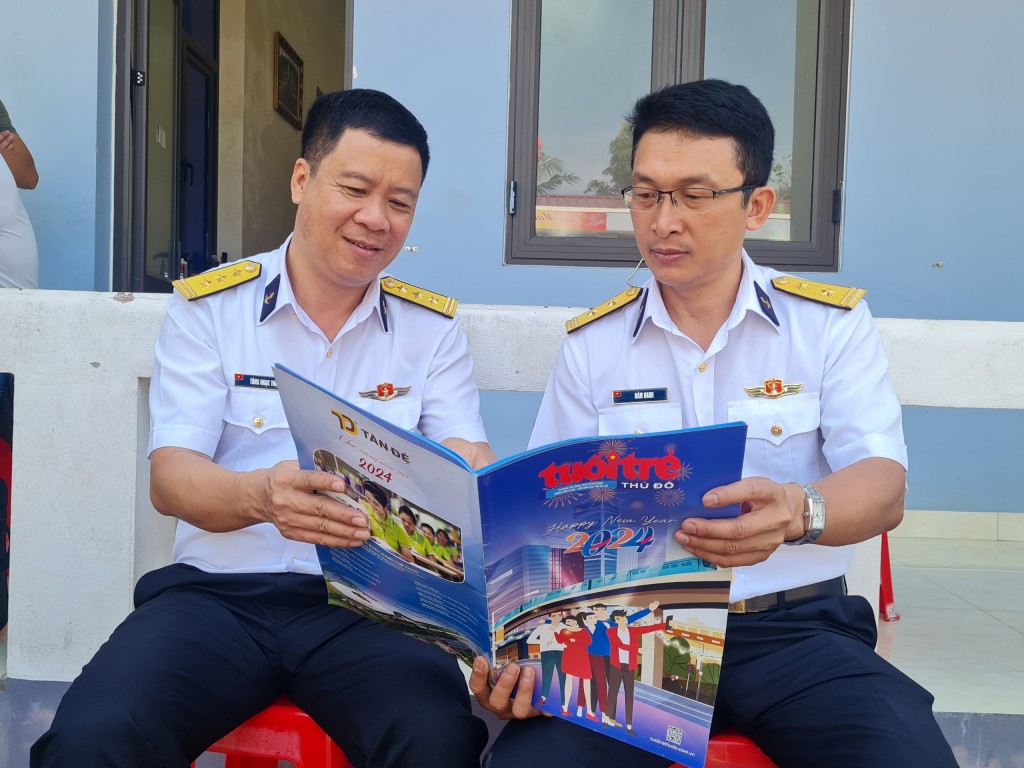 Báo Tuổi trẻ Thủ đô tặng 3.000 cuốn báo Xuân Giáp Thìn 2024 cho bộ đội biên phòng