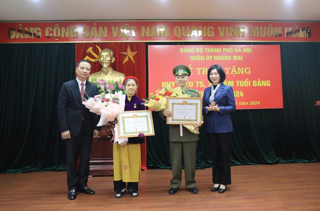 Trao Huy hiệu Đảng tặng 3 đảng viên lão thành quận Hoàng Mai