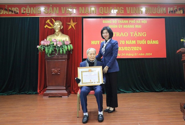 Trao Huy hiệu Đảng tặng 3 đảng viên lão thành quận Hoàng Mai