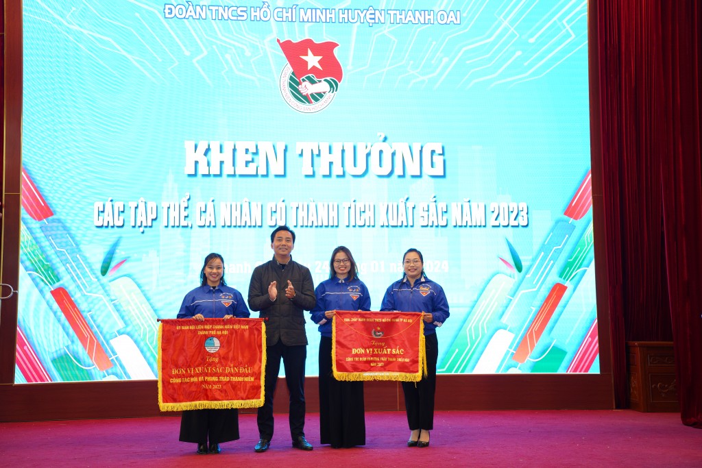 Đồng chí Nguyễn Đức Tiến trao cờ thi đua cho Ban Chấp hành Huyện đoàn Thanh Oai