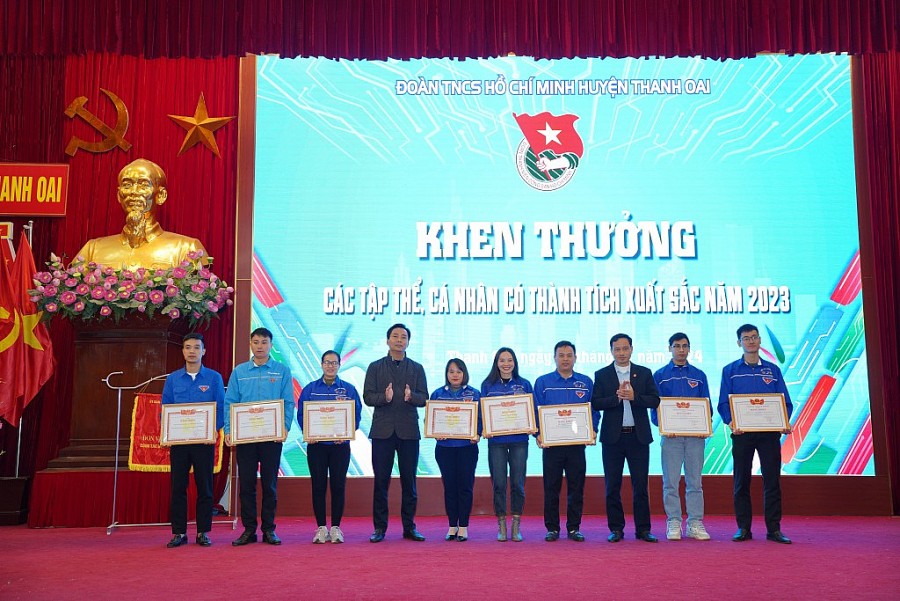 Tập thể và cá nhân có thành tích xuất sắc được nhận bằng khen của Trung ương Hội LHTN Việt Nam năm 2023