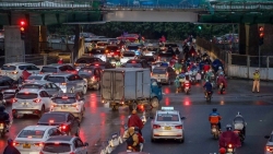 Phân luồng giao thông giúp người dân đi lại an toàn khi mưa rét