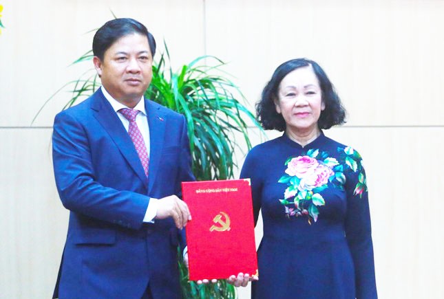 Bà Trương Thị Mai - Ủy viên Bộ Chính trị, Trưởng Ban Tổ chức Trung ương trao quyết định cho ông Lương Nguyễn Minh Triết. 