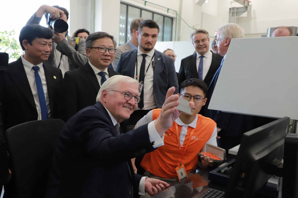 Tổng thống Đức Frank-Walter Steinmeier thăm Phòng Thí nghiệm về kỹ thuật sản xuất tại Trường Đại học Việt Đức. Ảnh: VGU