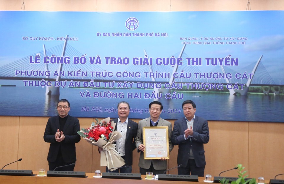 Phó Chủ tịch UBND thành phố Hà Nội Dương Đức Tuấn cùng Chủ tịch Hội Kiến trúc sư Việt Nam Phan Đăng Sơn trao giải Nhất.