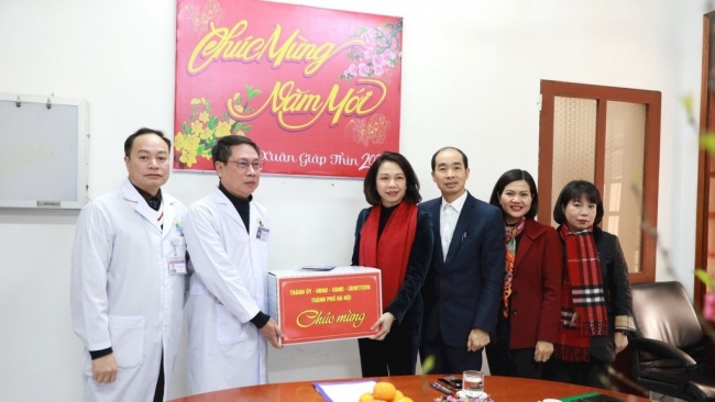 Lãnh đạo TP Hà Nội thăm, tặng quà Tết tại quận Long Biên