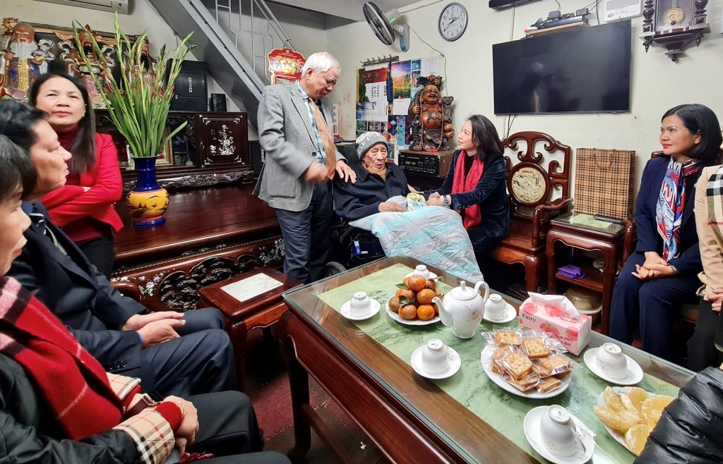 Phó Chủ tịch UBND thành phố Hà Nội Vũ Thu Hà cùng đại diện quận Long Biên thăm và tặng quà Tết cho ông Vũ Bá Tiếp