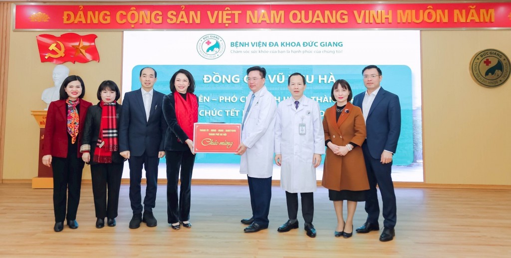 Phó Chủ tịch UBND thành phố Hà Nội Vũ Thu Hà tặng quà Tết tại Bệnh viện Đa khoa Đức Giang