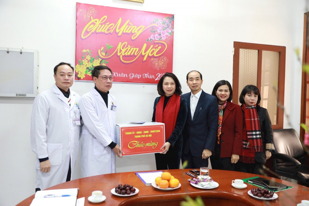Lãnh đạo TP Hà Nội thăm, tặng quà Tết tại quận Long Biên