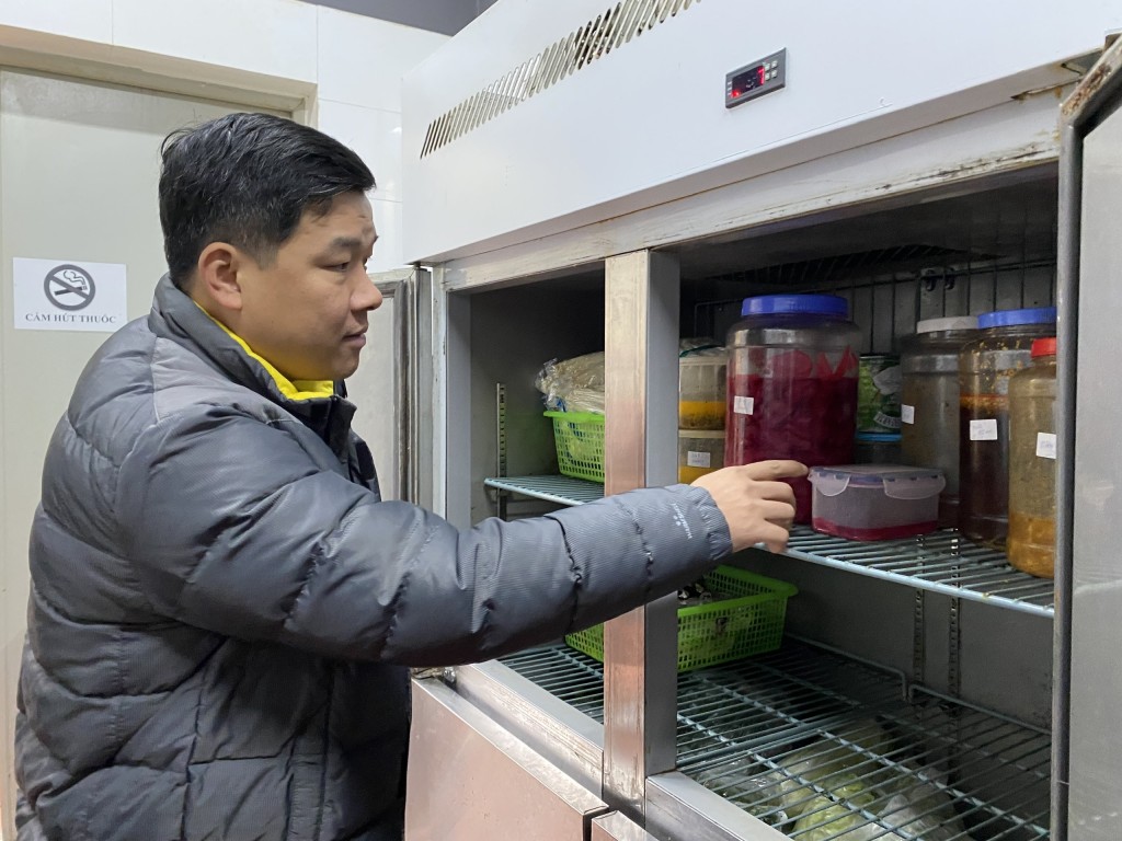 Ông Nguyễn Quang Trung, Phó Chi cục trưởng Chi cục An toàn vệ sinh thực phẩm kiểm tra tại 