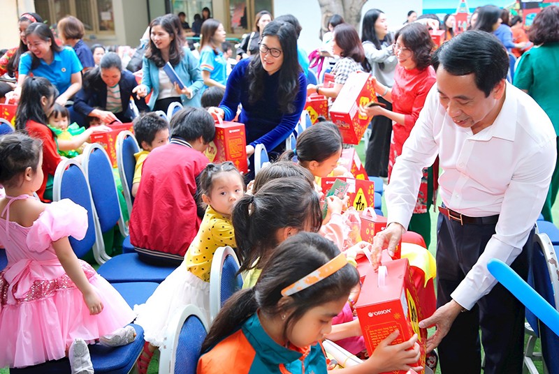 Lãnh đạo quận Cầu Giấy trao quà tặng các em nhỏ Làng trẻ em Birla Hà Nội