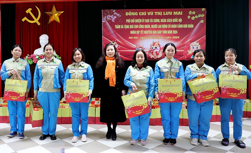 Đồng chí Vũ Thị Lưu Mai (thứ 4 từ trái sang) trao quà cho công nhân lao động Công ty Cổ phần Môi trường Đô thị Gia Lâm