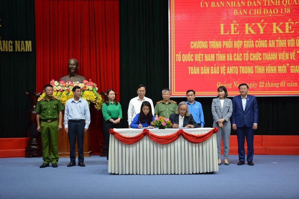 Ký kết chương trình phối hợp giữa Công an tỉnh với Ủy ban MTTQ Việt Nam tỉnh và các tổ chức thành viên (Ảnh congan.quangnam.gov)