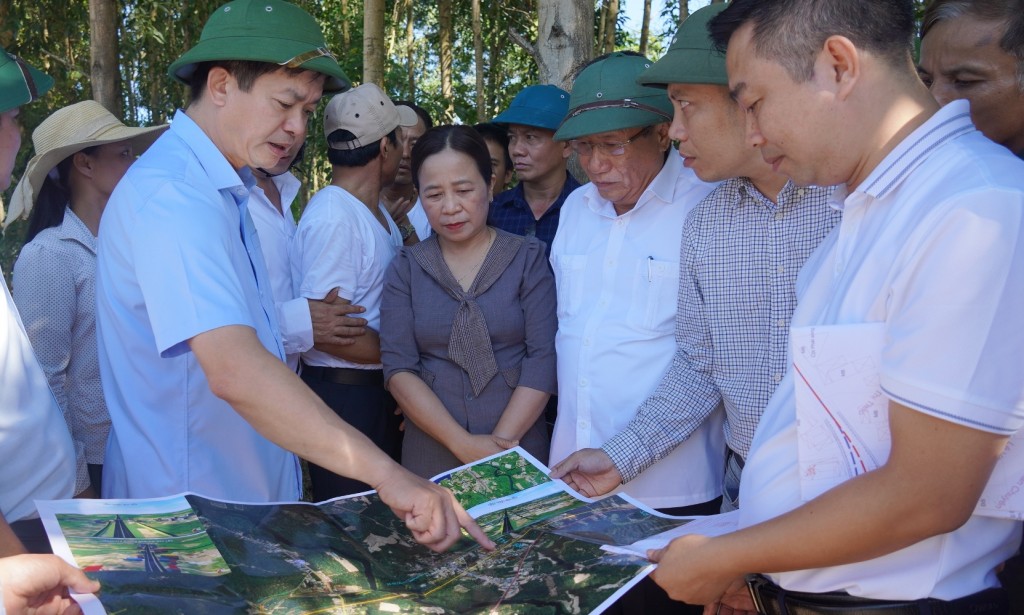 Ông Lê Quang Tùng, Bí thư Tỉnh ủy Quảng Trị kiểm tra thực tế 